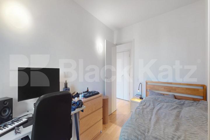 Flooded with natural light with 24 Hour Concierge & balcony South Central Steedman Street, Elephant and Castle